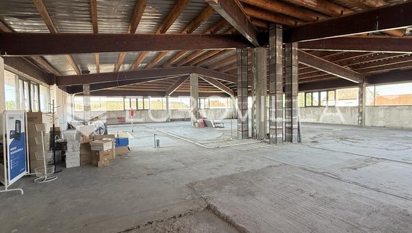 Osijek, Čepin, espaço comercial inacabado, área de 537 m2.