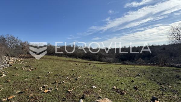 Istrien, Porec-Gebiet - Baugrundstück 1033 m2 am Rande einer Urbanisation, umgeben von Grün