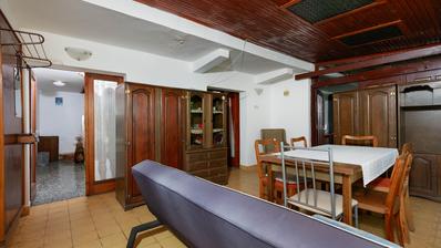 Novi Vinodolski, dům s pětipokojovým bytem 139 m², 25 m² komerčních prostor, garáž, pouze