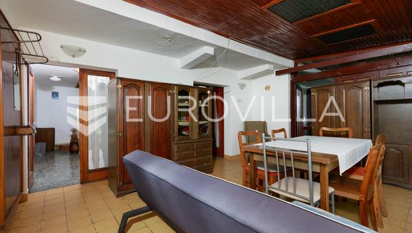 Novi Vinodolski, dom s päťizbovým bytom 139 m², 25 m² komerčných priestorov, garáž, len