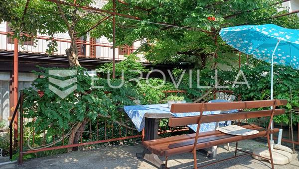 Novi Vinodolski, hus, lägenhet på 139 m² med kommersiell yta på 25 m², garage, 300 m från havet