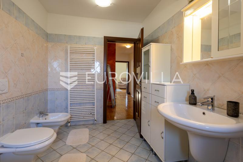 Istra, Medulin, funkcionalna hiša, prijazna do hišnih ljubljenčkov, za najem 154 m², mirna lokacija, bazen, 01.10. - 27