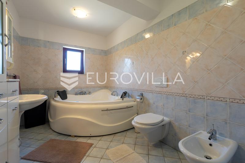 Istra, Medulin, funkcionalna hiša, prijazna do hišnih ljubljenčkov, za najem 154 m², mirna lokacija, bazen, 01.10. - 26