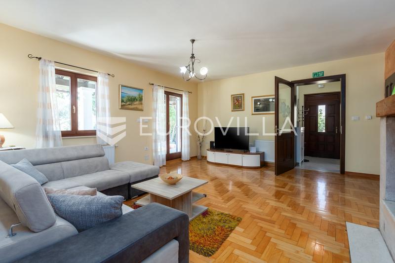 Istra, Medulin, funkcionalna hiša, prijazna do hišnih ljubljenčkov, za najem 154 m², mirna lokacija, bazen, 01.10. - 10
