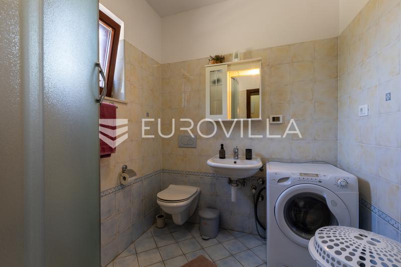 Istra, Medulin, funkcionalna hiša, prijazna do hišnih ljubljenčkov, za najem 154 m², mirna lokacija, bazen, 01.10. - 9