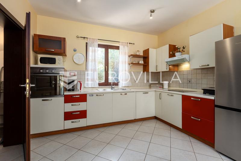 Istra, Medulin, funkcionalna hiša, prijazna do hišnih ljubljenčkov, za najem 154 m², mirna lokacija, bazen, 01.10. - 14