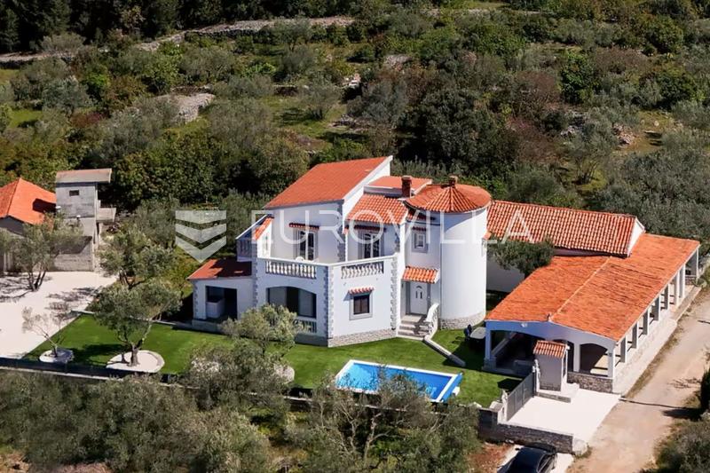 Ugljan, Preko, konoba (taverna) tarzı oturma alanı ve zemin katta kiler odası bulunan, sakin ve izole bir konumda daire - 2