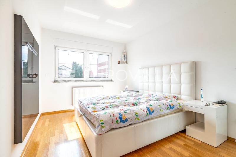 54 / 5.000 Zagreb, Dubrava, building with three residential units, 174 m²