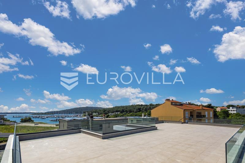 Istria, Pomer, villa moderna y única a 20 m del mar, 417 m² - 63