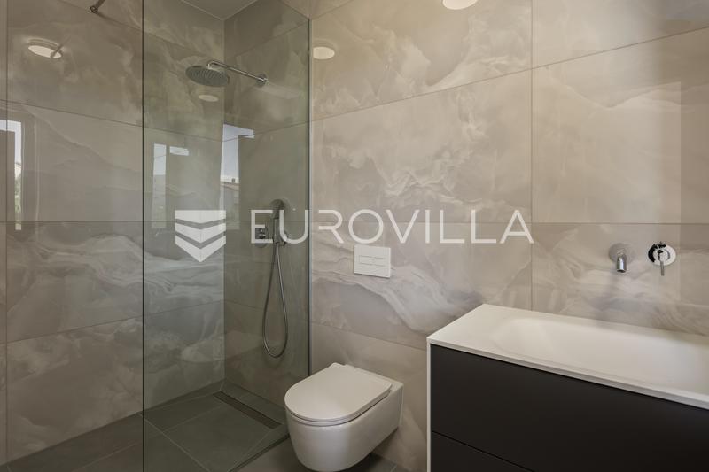 Istria, Pomer, villa moderna y única a 20 m del mar, 417 m² - 67