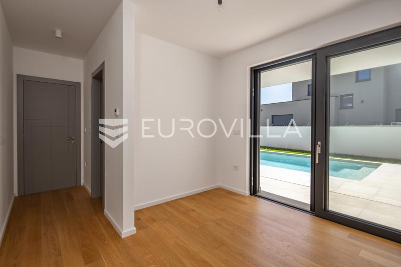Istria, Pomer, villa moderna y única a 20 m del mar, 417 m² - 66