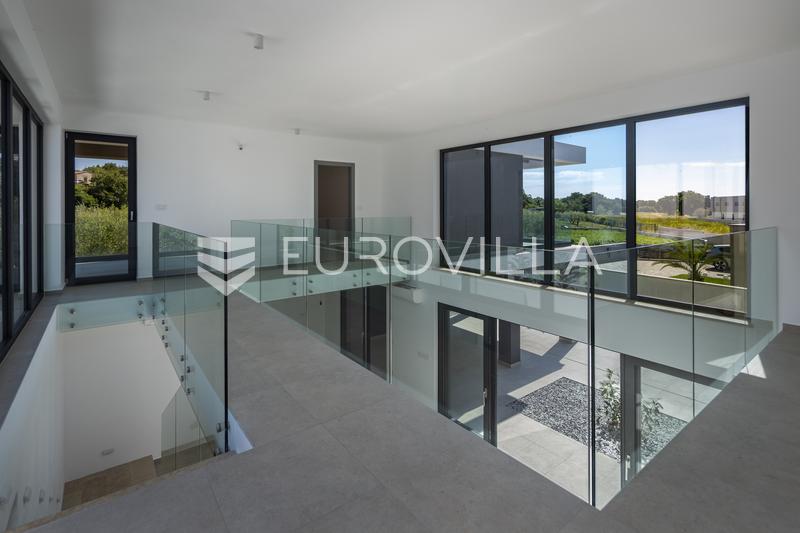 Istria, Pomer, villa moderna y única a 20 m del mar, 417 m² - 70