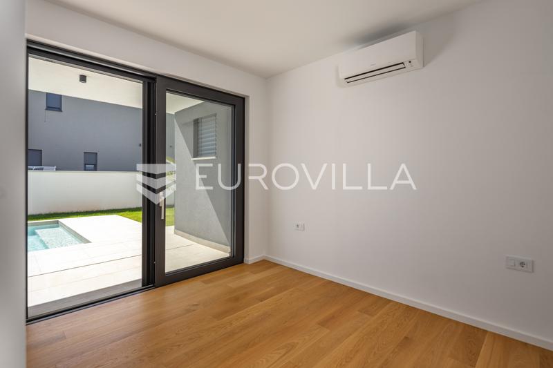 Istria, Pomer, villa moderna y única a 20 m del mar, 417 m² - 68