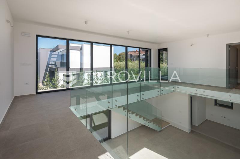 Istria, Pomer, villa moderna y única a 20 m del mar, 417 m² - 71