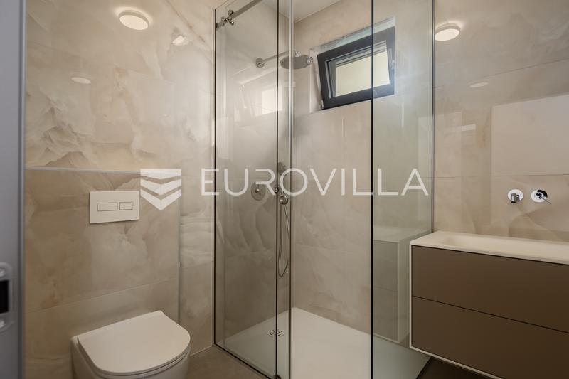 Istria, Pomer, villa moderna y única a 20 m del mar, 417 m² - 69