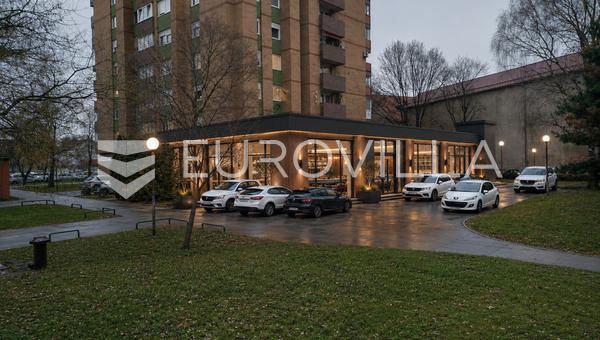 Komerční prostor s velkým potenciálem ve vysoce frekventované lokalitě