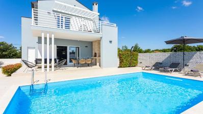 Istra, Svetvinčenat, moderna i elegantna vila 230 m², na uređenoj okućnici