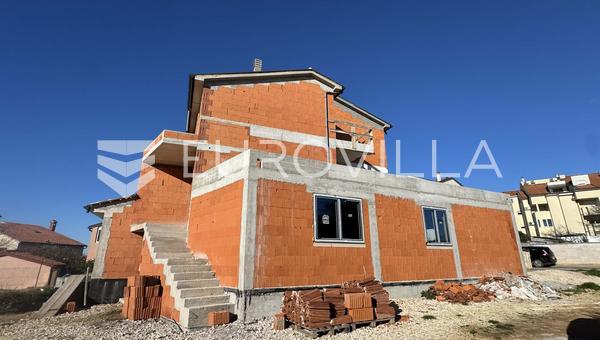 Istria, Pula, apartamento reformado con dos dormitorios y plaza de aparcamiento, 88 m²