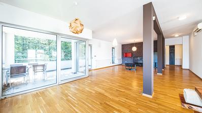 Zagreb, Jelenovac, prostoran luksuzan četverosoban stan s balkonom i vrtom, te dvije garaže, 202 m²