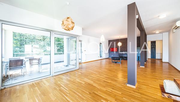 Zagreb, Jelenovac, prostoran luksuzan četverosoban stan s balkonom i vrtom, te dvije garaže, 202 m²