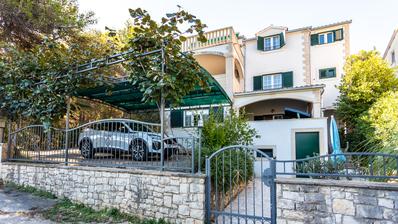 Brač, Supetar, kuća ukupne površine 372 m² na zemljištu površine 411 m²