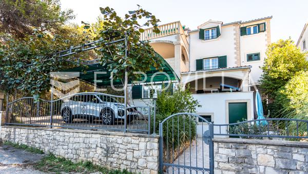 Brač, Supetar, kuća ukupne površine 372 m² na zemljištu površine  411 m² 