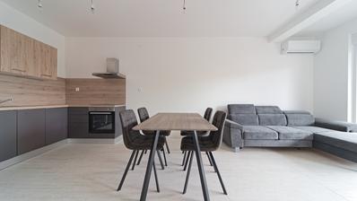 Osijek, Novi Grad, lindo apartamento de quatro quartos com jardim em um prédio novo.