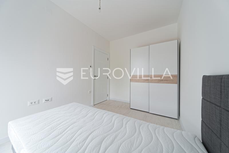Osijek, Novi Grad, bel appartement de quatre pièces avec jardin dans un immeuble neuf - 17