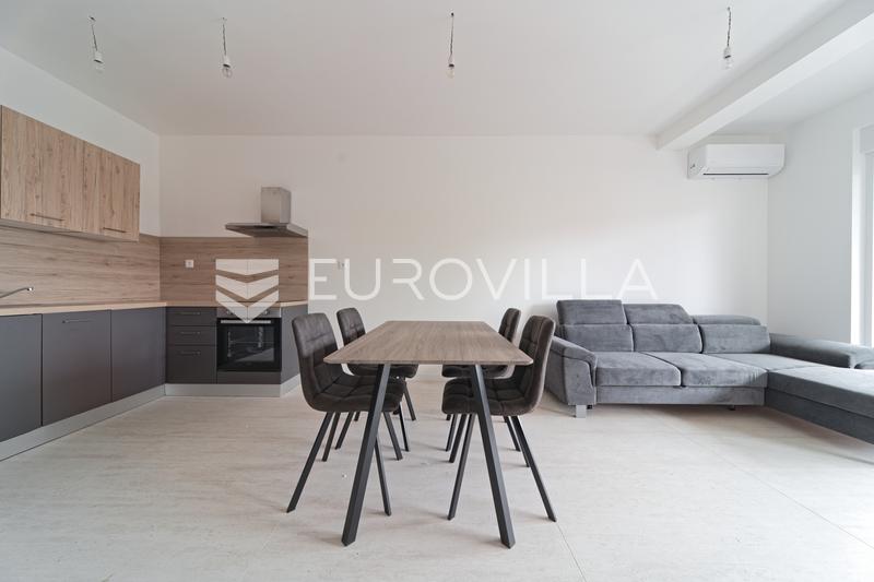 Osijek, Novi Grad, bel appartement de quatre pièces avec jardin dans un immeuble neuf - 1