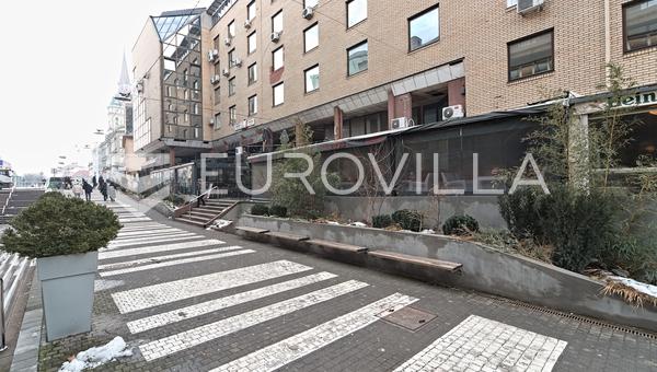 Osijek - Centro | Espaço de Hospitalidade Totalmente Equipado para Alugar com Terraço Atraente