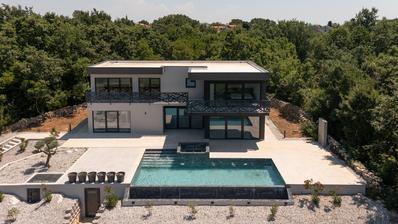 Istria, Svetvinčenat, villa imponente con piscina e sauna su un ampio terreno edificabile