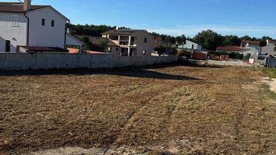 Istra, Bibići, građevinsko zemljište 1290m2 s projektom za samostojeće kuće s bazenom