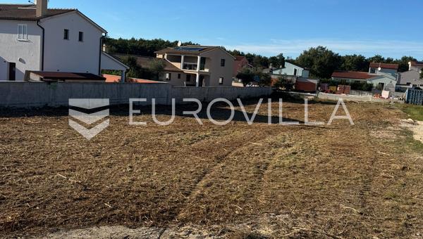 Ístria, Bibići, terreno edificável de 1290m2 com projeto para moradia isolada com piscina.