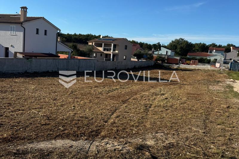 Istra, Bibići, građevinsko zemljište 1290m2 s projektom za samostojeće kuće s bazenom