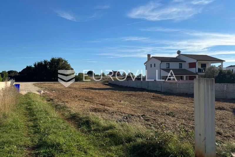 Istra, Bibići, građevinsko zemljište 1290m2 s projektom za samostojeće kuće s bazenom