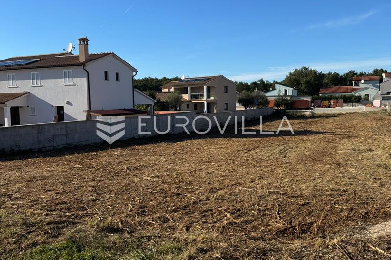 Istra, Bibići, građevinsko zemljište 1290m2 s projektom za samostojeće kuće s bazenom