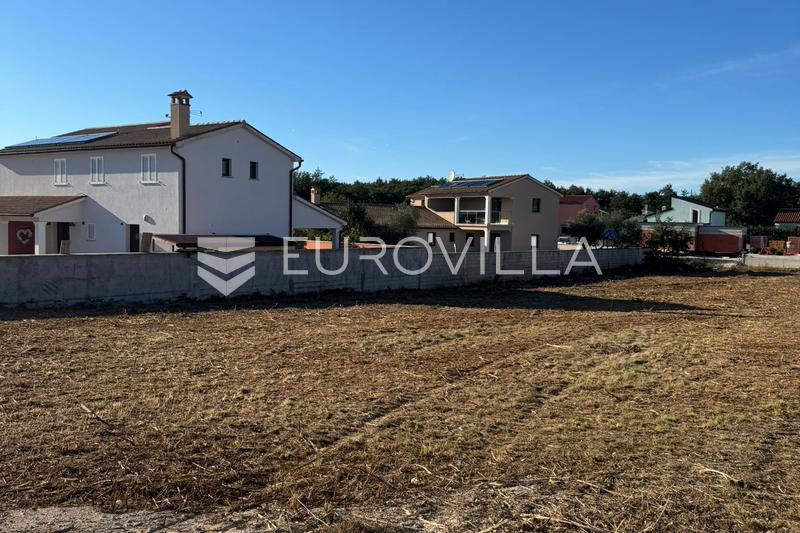 Istra, Bibići, građevinsko zemljište 1290m2 s projektom za samostojeće kuće s bazenom