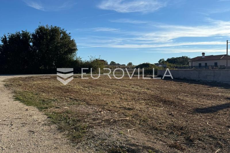 Istra, Bibići, građevinsko zemljište 1290m2 s projektom za samostojeće kuće s bazenom