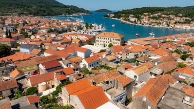 Øya Korcula, Vela Luka, hus for renovering i sentrum