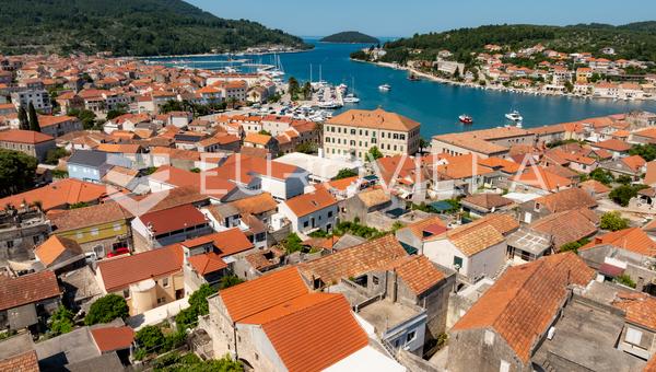 Ilha de Korcula, Vela Luka, casa para renovar no centro da cidade