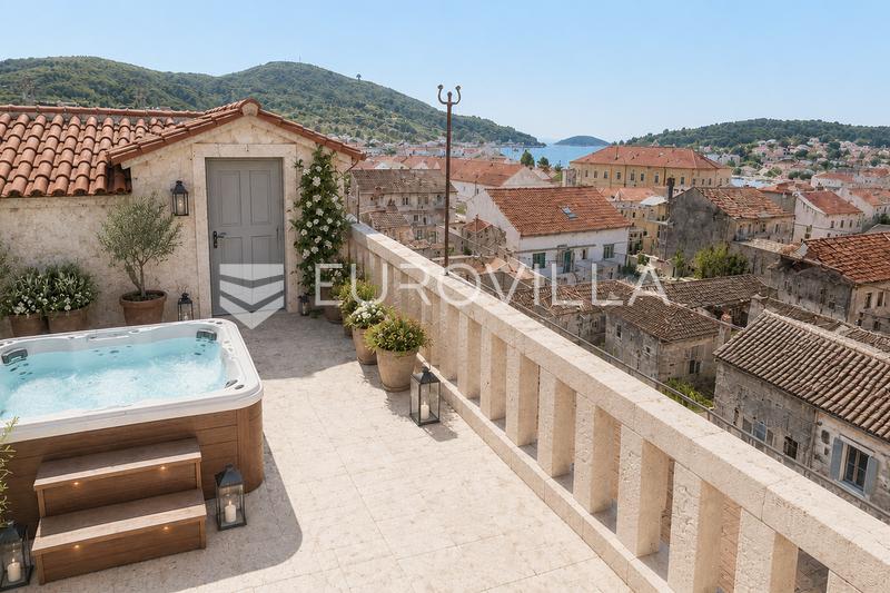 Øya Korcula, Vela Luka, hus for renovering i sentrum - 16