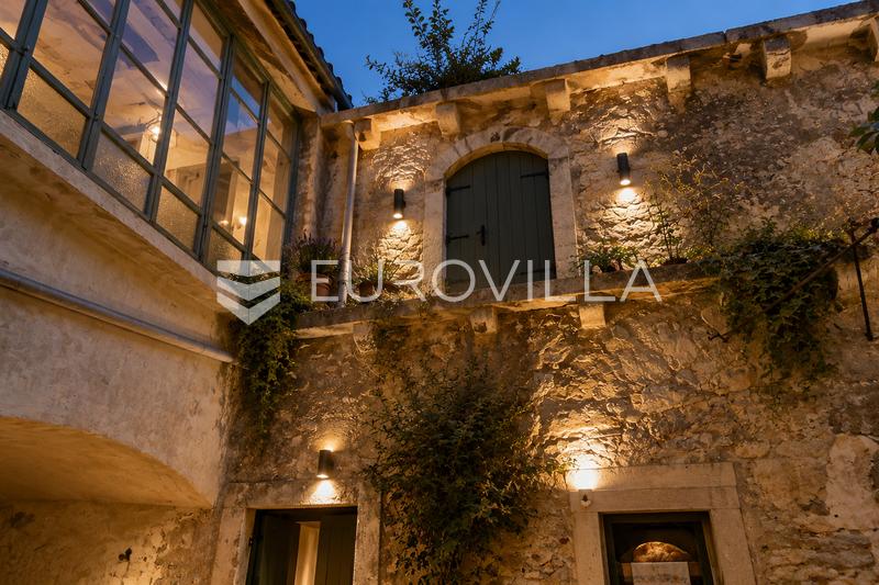 Øya Korcula, Vela Luka, hus for renovering i sentrum - 15