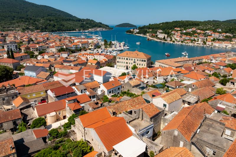 Øya Korcula, Vela Luka, hus for renovering i sentrum - 1