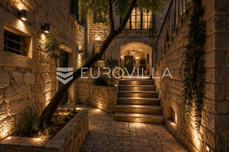 Øya Korcula, Vela Luka, hus for renovering i sentrum - 14