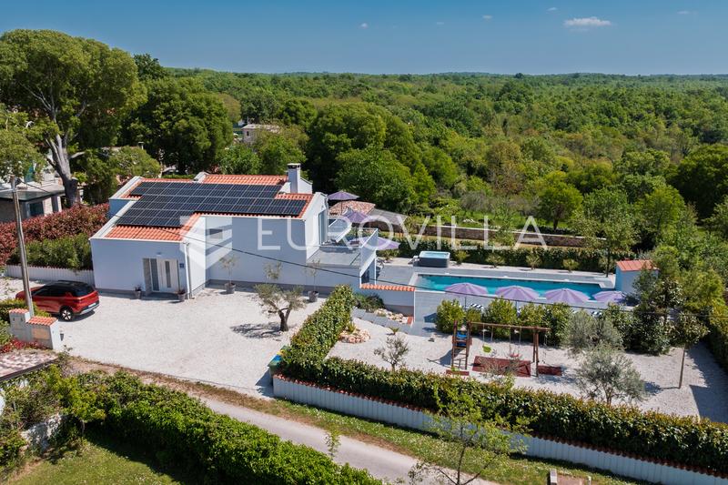 Istria, Višnjan - Luxury 260 m² Villa with a Heated Pool and 4 En-Suite Bedrooms - 2