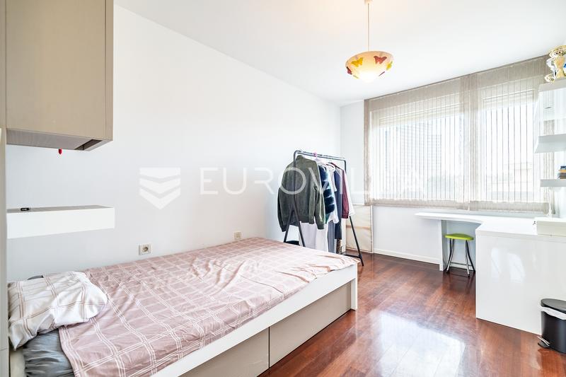 Zagreb, Vrbik, peterosoban stan 202 m² i 2 garažna parking mjesta - 10