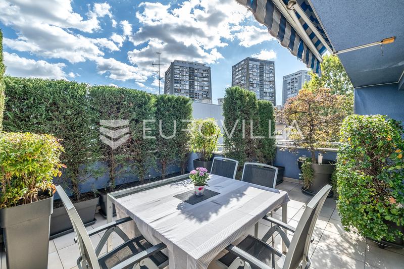 Zagreb, Vrbik, peterosoban stan 202 m² i 2 garažna parking mjesta - 17