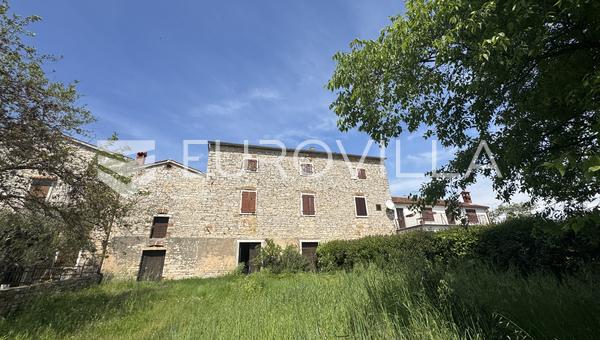 Istria, Tar, casa in pietra di 225 m² da ristrutturare con giardino, a 500 m dal mare