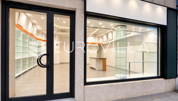 Rijeka, centrum, świetny lokal handlowy z witryną, 49 m²