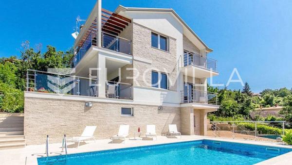 Icici, Poljane'de, panoramik manzaralı, 275 m² büyüklüğünde, yüzme havuzlu, garajlı şık villa